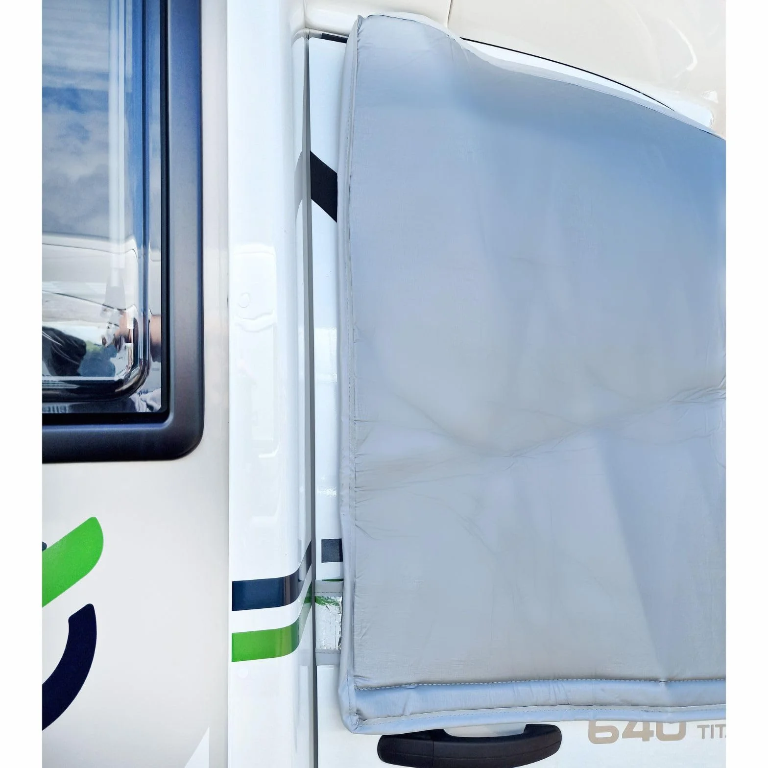 Mata Termiczna Izolacyjna Zewnętrzna na Przednią Szybę do Kampera Wykonana z 8 mm Wielowarstwowego Materiału Przeznaczona do Samochodu Ford Transit wyprodukowanego po 2015 roku.