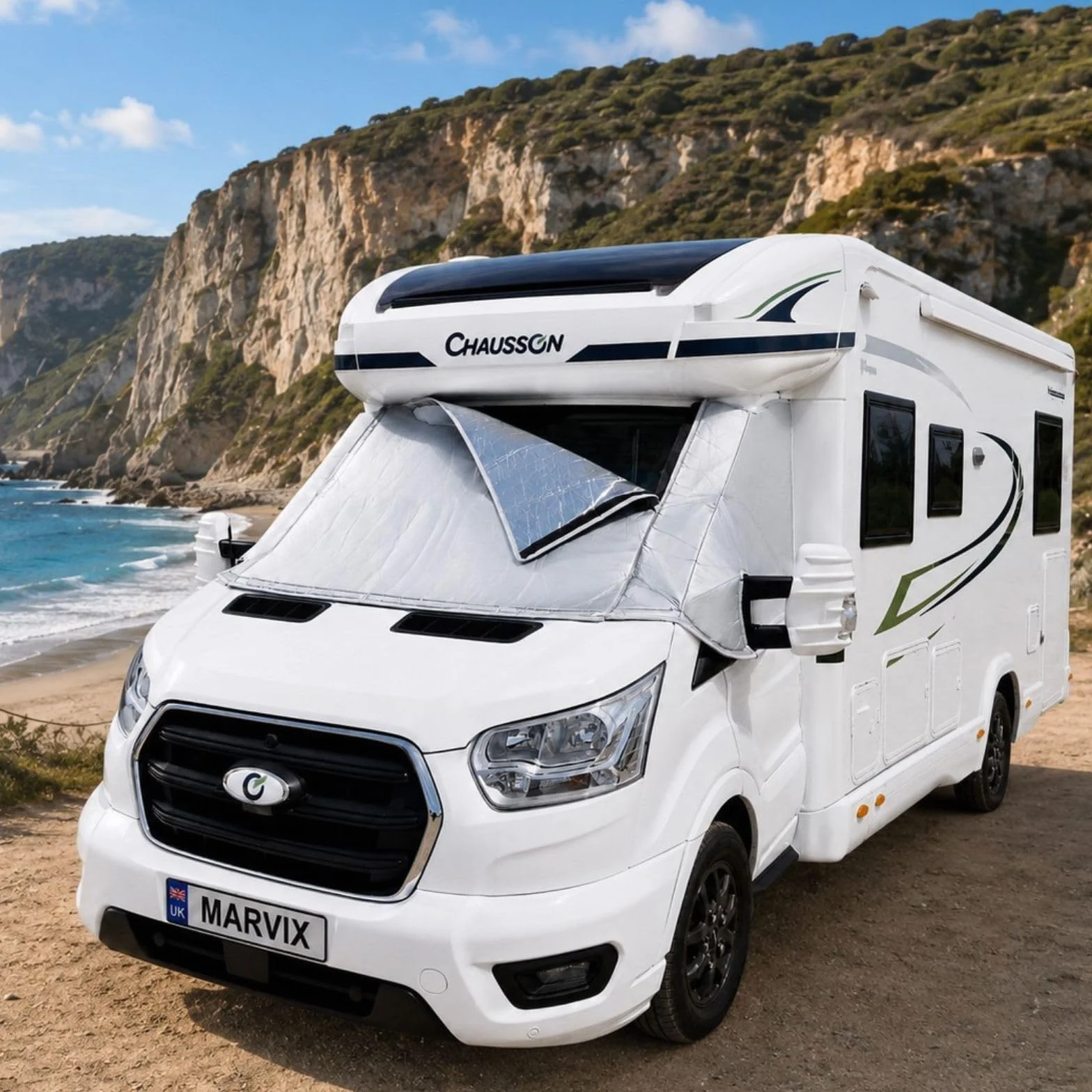 Mata Termiczna Izolacyjna Zewnętrzna na Przednią Szybę do Kampera Wykonana z 8 mm Wielowarstwowego Materiału Przeznaczona do Samochodu Ford Transit wyprodukowanego po 2015 roku.